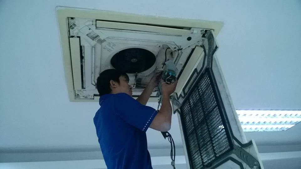 Cách vệ sinh điều hòa âm trần casper