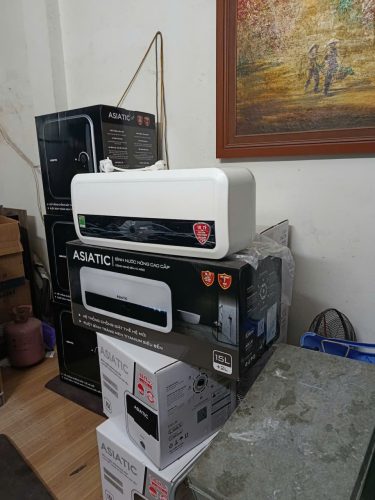 Bình nóng lạnh Asiatic AN-15A sở hữu kiểu dáng nằm ngang hiện đại, màu trắng – đen sang trọng