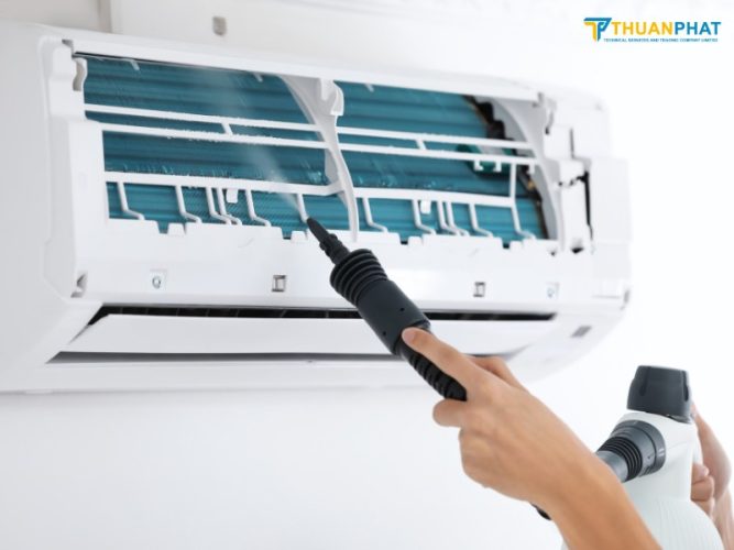 Làm sạch dàn lạnh bên trong điều hòa