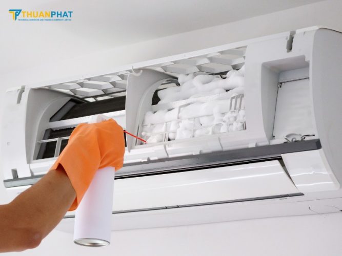 Vệ sinh điều hòa Funiki định kỳ giúp máy ổn định hơn