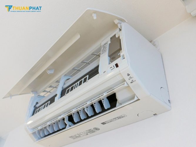 Bạn nên ngắt nguồn điện điều hòa trước khi vệ sinh