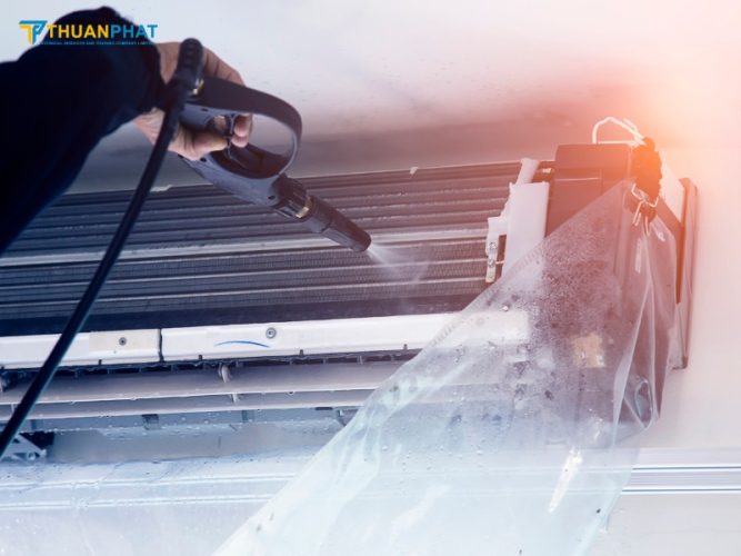 Che bo mạch trước khi vệ sinh dàn lạnh