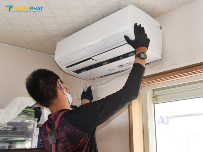 Tiến hành lắp lại toàn bộ các bộ phận và cấp điện cho điều hòa