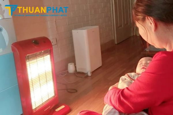 Gia đình có trẻ nhỏ nên chọn điều hòa 2 chiều hay máy sưởi